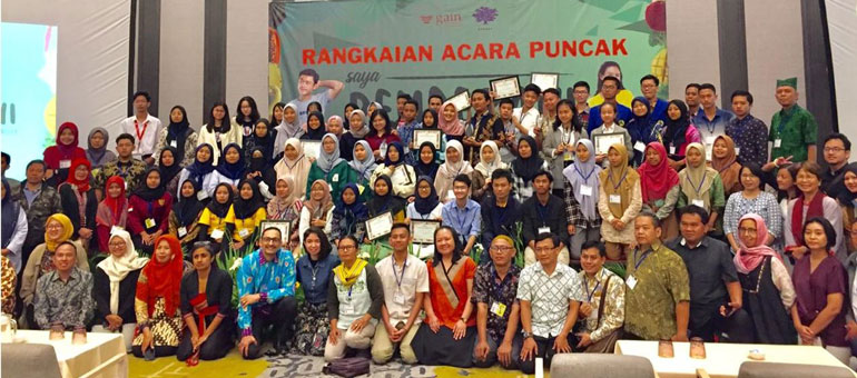 Youth group smiling for a picture together with big group indonesia