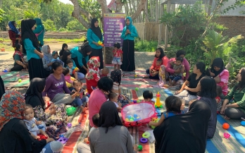 Women and children gathered together for an Emo-Demo demonstration in Indonesia