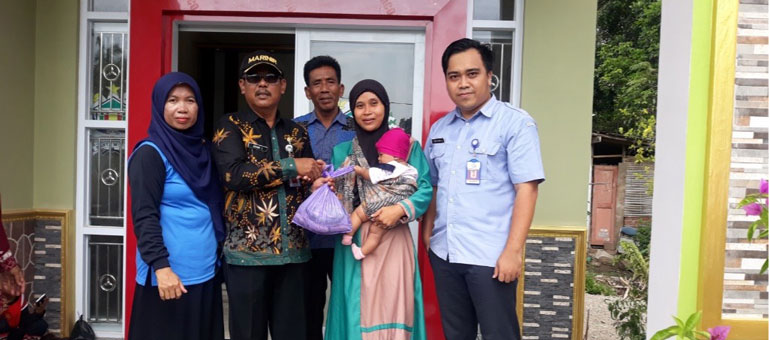 Faridjan delivers fish to community representative