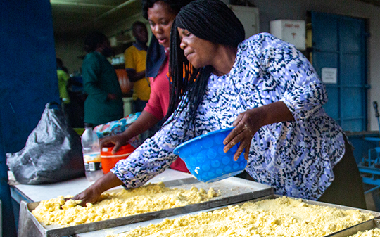 women processing maize